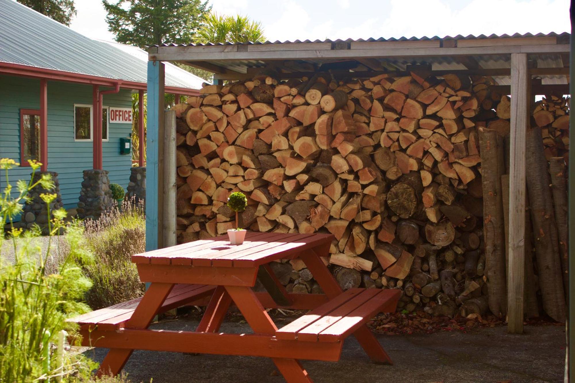 Adventure Lodge And Motels And Tongariro Crossing Track Transport National Park Eksteriør bilde